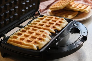 Waffle 'lar fırında waffle makinesidir. Belçika waffle tatlısı. Yakın çekim..