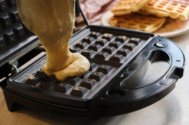 Belçika Waffle tatlısını hazırlamak için sıvı hamurlu waffle makinesi. Yakın çekim..