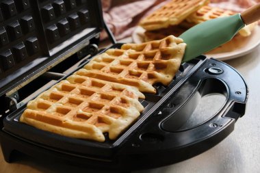 Waffle 'lar fırında waffle makinesidir. Belçika waffle tatlısı. Yakın çekim..