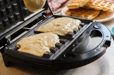 Belçika Waffle tatlısını hazırlamak için sıvı hamurlu waffle makinesi. Yakın çekim..