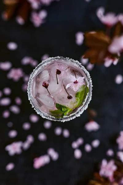 Frühlingscocktail Von Oben Geschossen Glas Rosa Rose Champagner Apfelwein Oder — Stockfoto