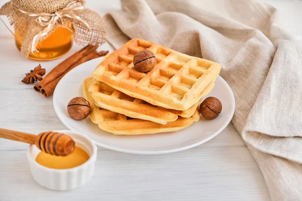 Pilha Waffles Belgas Prato Branco Com Nozes Macadâmia Mel Canela — Fotografia de Stock