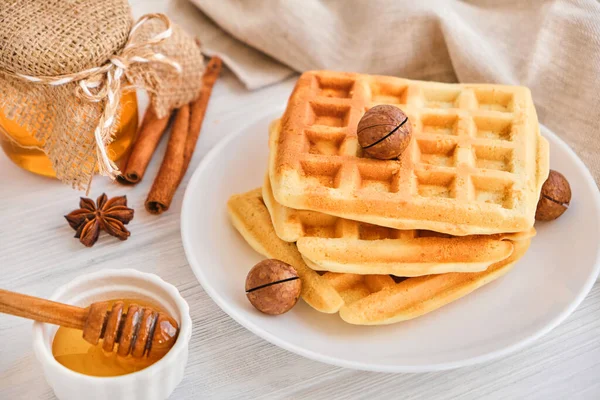 Pilha Waffles Belgas Prato Branco Com Nozes Macadâmia Mel Canela — Fotografia de Stock