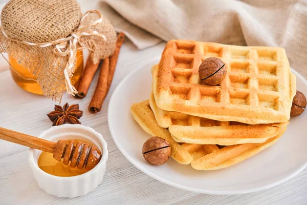 Pilha Waffles Belgas Prato Branco Com Nozes Macadâmia Mel Canela — Fotografia de Stock