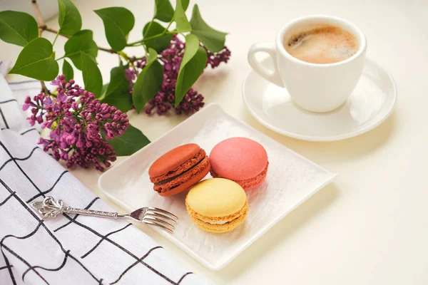 Xícara Café Com Macaroons Uma Mesa Com Flores Lilás — Fotografia de Stock