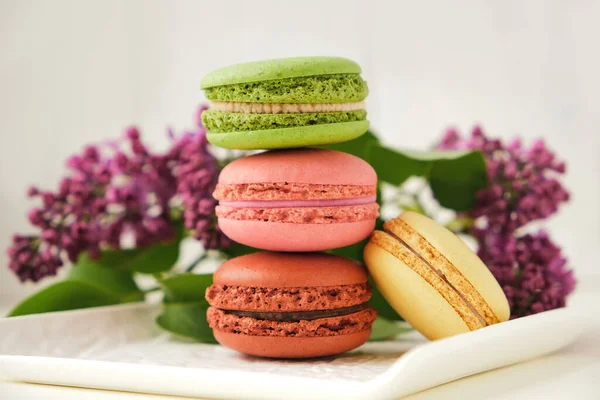 Feche Pilha Macaroons Uma Mesa Com Flores Lilás — Fotografia de Stock