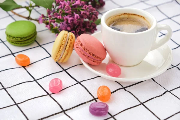 Cup Coffee Tasty Sweet Macarons Caramel Colored Lollipops Macaroons Coffee — Stock Photo, Image