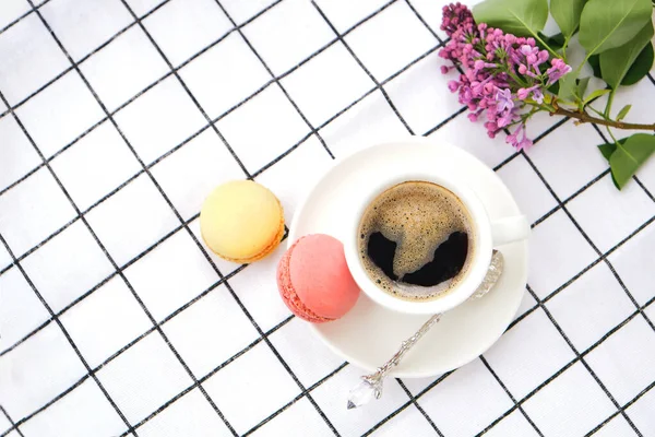 Taza Café Sabrosos Macarrones Dulces Sobre Mantel Blanco Cuadros Con — Foto de Stock