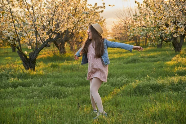 Pequena Menina Feliz Dançando Sob Árvores Maçã Florescendo Com Flores — Fotografia de Stock