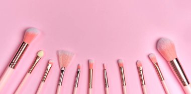 Metin için kopyalama alanı olan pembe arkaplan üzerinde profesyonel fırçalar bulunan pankart