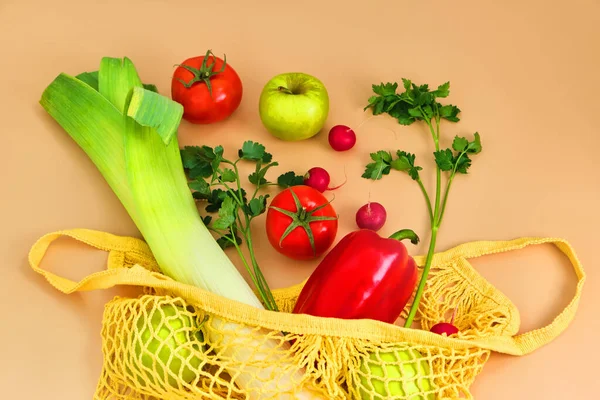 Frisches Gemüse Und Obst Auf Öko Tüte Auf Beigem Hintergrund — Stockfoto