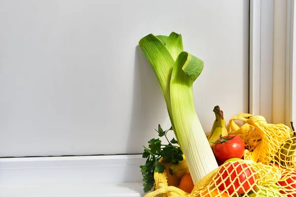 Gelbe Einkaufstasche Mit Gemüse Und Obst Küchenfenster Sonnigen Tagen — Stockfoto