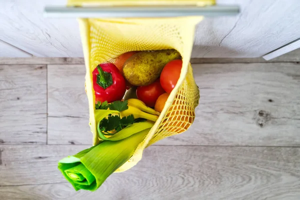 Gelbe Einkaufstasche Mit Gemüse Und Obst Hängt Einem Haken Der — Stockfoto
