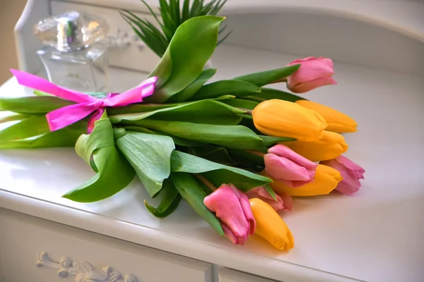Bouquet Von Bunten Tulpen Auf Dem Weißen Tisch Einem Hellen — Stockfoto