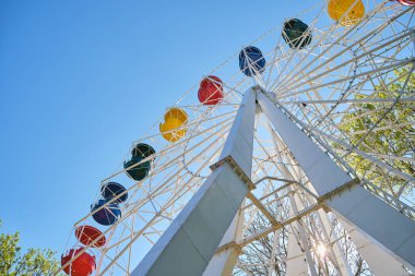 Blue Sky 'da Retro Dönme Dolap. Fotoğraf alt açıdan.
