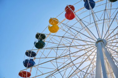 Blue Sky 'da Retro Dönme Dolap. Fotoğraf alt açıdan.