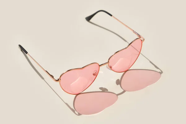 Modne Różowe Okulary Przeciwsłoneczne Kształcie Serca Cieniem Światła Słonecznego Refleksem — Zdjęcie stockowe