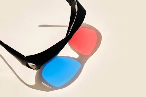 Refleksli Boyutlu Sinema Gözlükleri Bej Arka Planda Renkli Gölgeler Sinema — Stok fotoğraf