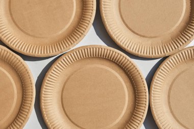 Sıfır atık, çevre dostu tek kullanımlık kağıt sofra takımı. Yukarıdan görüntüle.