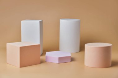 Geometrik şekilli podyumlar ve kaideler. Pastel renkler. Nesneleri yerleştirmek için boş alan. Mockup şekil podyumu konsepti.