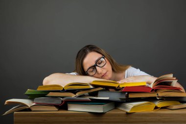 Gözlüklü Bayan Öğrenci Zor Sınav ve Kitaplarda Uyumak, Kütüphanede Yorgun Kadın