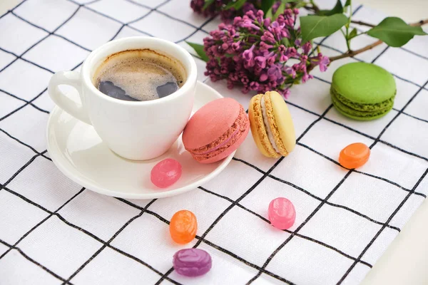 Cup Coffee Tasty Sweet Macarons Caramel Colored Lollipops Macaroons Coffee — Stock fotografie