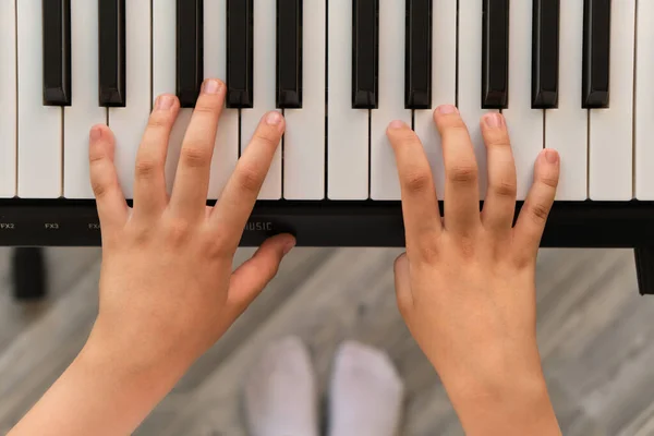 Selectieve Focus Van Vingers Van Het Kind Die Piano Spelen — Stockfoto