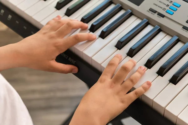 Selectieve Focus Van Vingers Van Het Kind Die Piano Spelen — Stockfoto