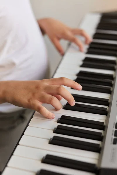 孩子弹钢琴时手指的选择性聚焦 有用于音乐会或学习音乐的乐器 弹钢琴的儿童音乐家的亲密手 — 图库照片