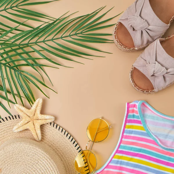 Beach Wicker Straw Yellow Sunglasses Bright Striped Dress Sandals Green — Fotografia de Stock