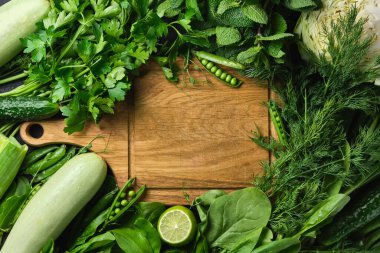 Sağlıklı yemek pişirmek için taze çiğ sebze malzemeleri ya da kırsal ahşap kesim tahtasıyla yapılan salata malzemeleri, üst görünüm, kopyalama alanı, taklit et. Diyet veya vejetaryen gıda konsepti, yatay bileşim
