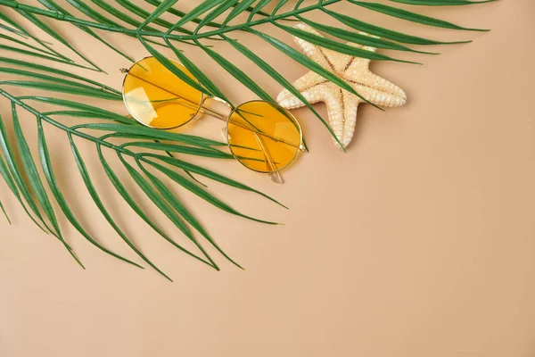 Κίτρινα Γυαλιά Ηλίου Και Φύλλα Φοίνικα Πάνω Όψη Μπεζ Φόντο — Φωτογραφία Αρχείου