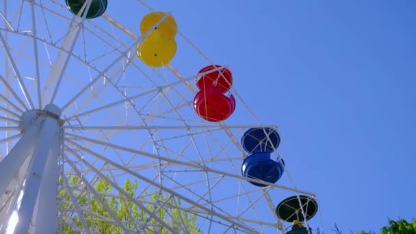 Ročník Retro Ferris Wheel Blue Sky Fotografie Nižšího Úhlu — Stock video