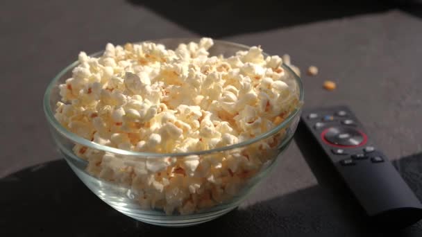 Närbild Kvinnlig Hand Tar Popcorn Från Stora Glas Skål Titta Stockfilm