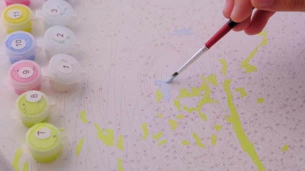 Закрыть Картину Цифрами Рисунок Рукой Ребенка Кистью Пронумерованном Холсте Творческое — стоковое видео