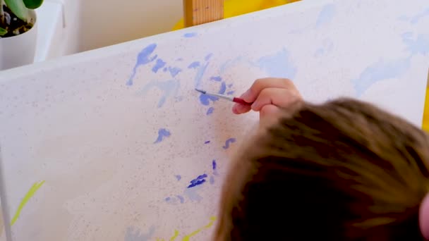 Αξιολάτρευτο Χαριτωμένο Κοριτσάκι Ζωγραφίζει Στο Καβαλέτο Εκπαίδευση Ζωγραφικής Στο Σπίτι Royalty Free Πλάνα Αρχείου