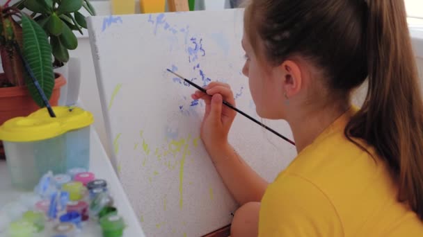 Adorável Bonito Menina Criança Desenha Cavalete Treinamento Pintura Casa Criatividade Vídeo De Bancos De Imagens