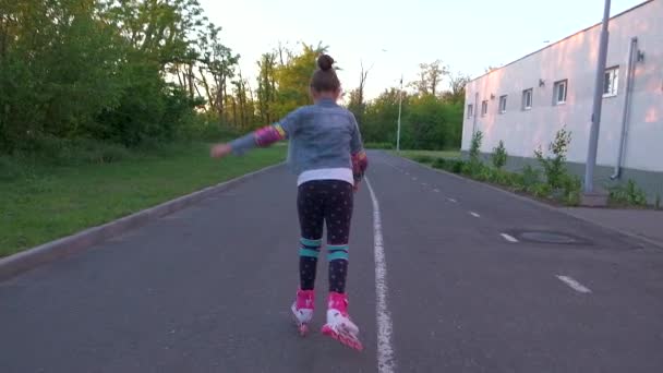 Niña Con Protectores Casco Seguridad Aprendiendo Patinar Parque Verano Deporte — Vídeos de Stock