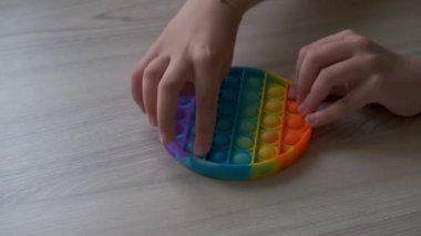 Çocuk parmaklarıyla hareketli oyuncağı yakın plan çek. Sıralama aracı, iyi motor beceriler, eğitim için terapi görevi ve beyin egzersizi.