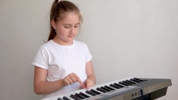 Portrait Jolie Fille Souriante Jouant Piano Électrique — Video