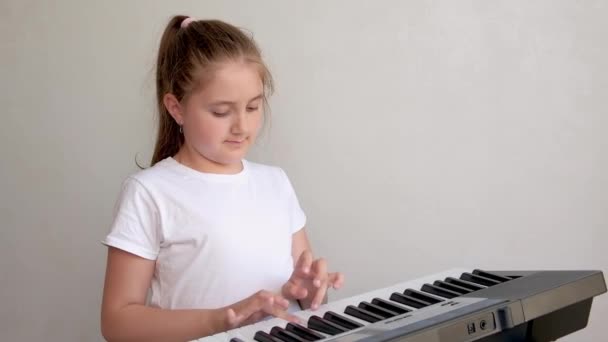 Portrait Jolie Fille Souriante Jouant Piano Électrique — Video