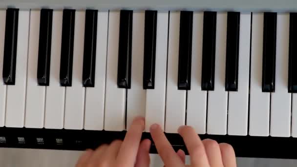 Enfoque Selectivo Los Dedos Los Niños Tocando Piano Hay Instrumento — Vídeos de Stock