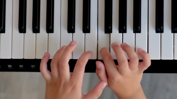 Selektivt Fokus Barnens Fingrar Som Spelar Piano Det Finns Musikinstrument — Stockvideo