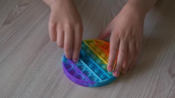 Zblízka Záběr Dětských Prstů Pop Fidget Toy Nástroj Pro Posloupnost — Stock video