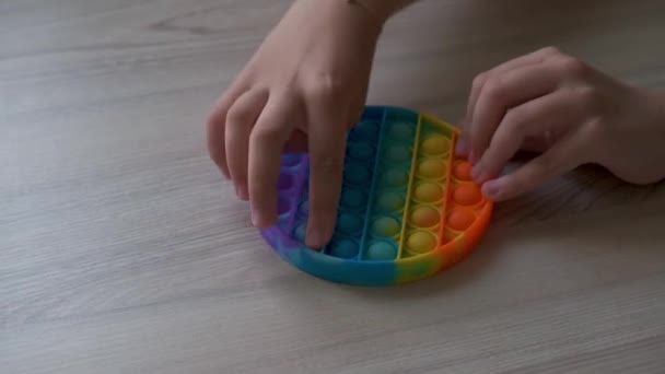 Nahaufnahme Von Kindern Finger Auf Pop Fidget Spielzeug Instrument Für — Stockvideo