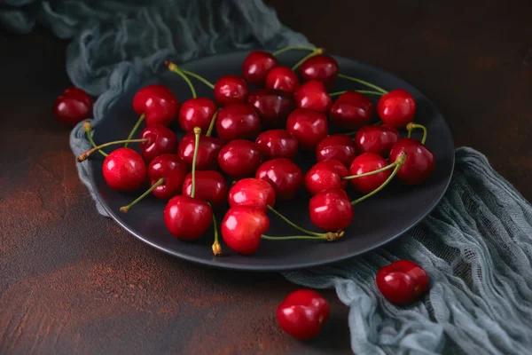 Top View Fresh Wet Dark Sweet Cherries Black Stone Plate — Stock Photo, Image