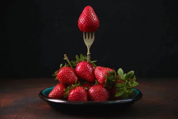 Matura Fragole Rosse Una Forchetta Mucchio Fragole Piatto Azzurro Uno — Foto Stock