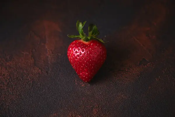 Una Bella Fragola Fresca Forma Cuore Sfondo Nero Rosso Con — Foto Stock