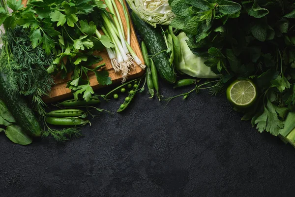 Frisches Gemüse Und Holzschneidebrett Auf Schwarzem Hintergrund Kohl Zucchini Gurken — Stockfoto