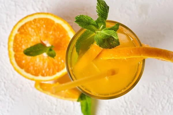 Orangengetränk Mit Minze Und Eis Glas Nahaufnahme Auf Hellem Hintergrund — Stockfoto